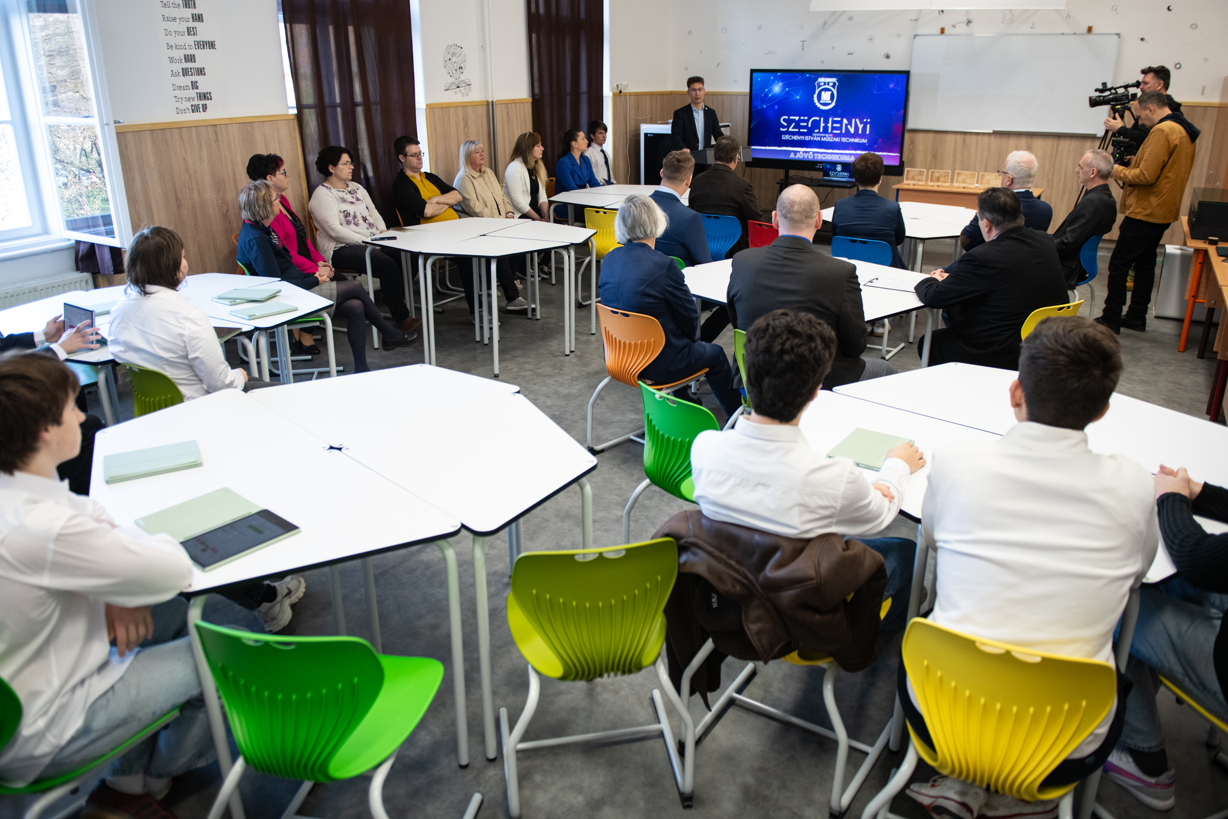 Több tudás, több élmény, több motiváció! – okostantermet avattak a Széchenyi Technikumban